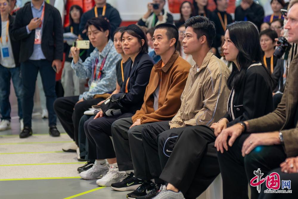 玩转进博与明星一起打卡体育用品专区感受运动魅力(图2)