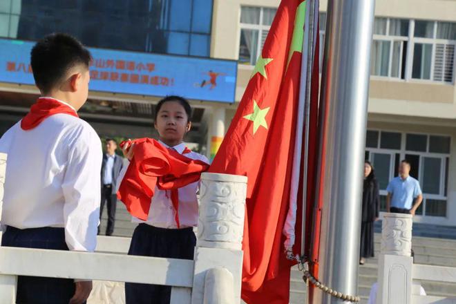 威廉希尔绿茵赛场勇拼搏外小足球梦飞扬记信阳市羊山外国语小学第八届“校长杯”足球联赛(图3)