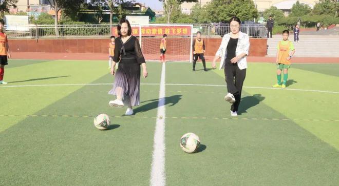 威廉希尔绿茵赛场勇拼搏外小足球梦飞扬记信阳市羊山外国语小学第八届“校长杯”足球联赛(图7)