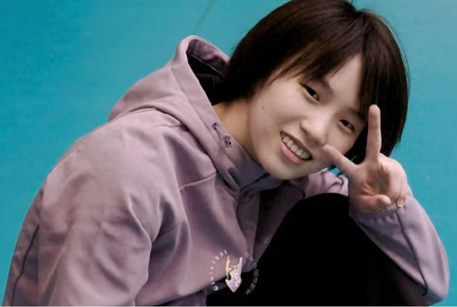 吴艳妮晒大学照“钻石肚脐”成亮点网友：都没人愿意跟你合照(图1)