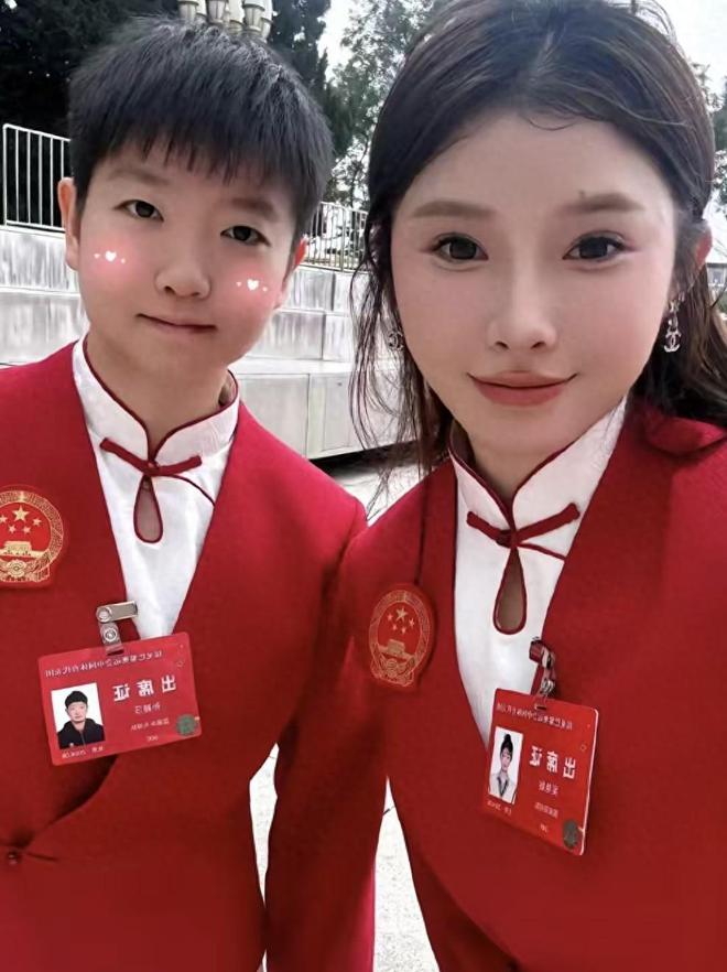 吴艳妮晒大学照“钻石肚脐”成亮点网友：都没人愿意跟你合照(图2)