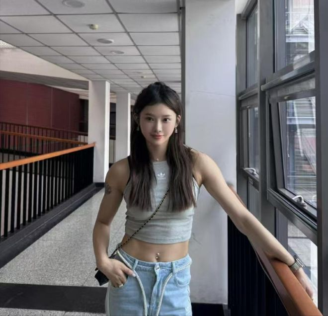 吴艳妮晒大学照“钻石肚脐”成亮点网友：都没人愿意跟你合照(图4)