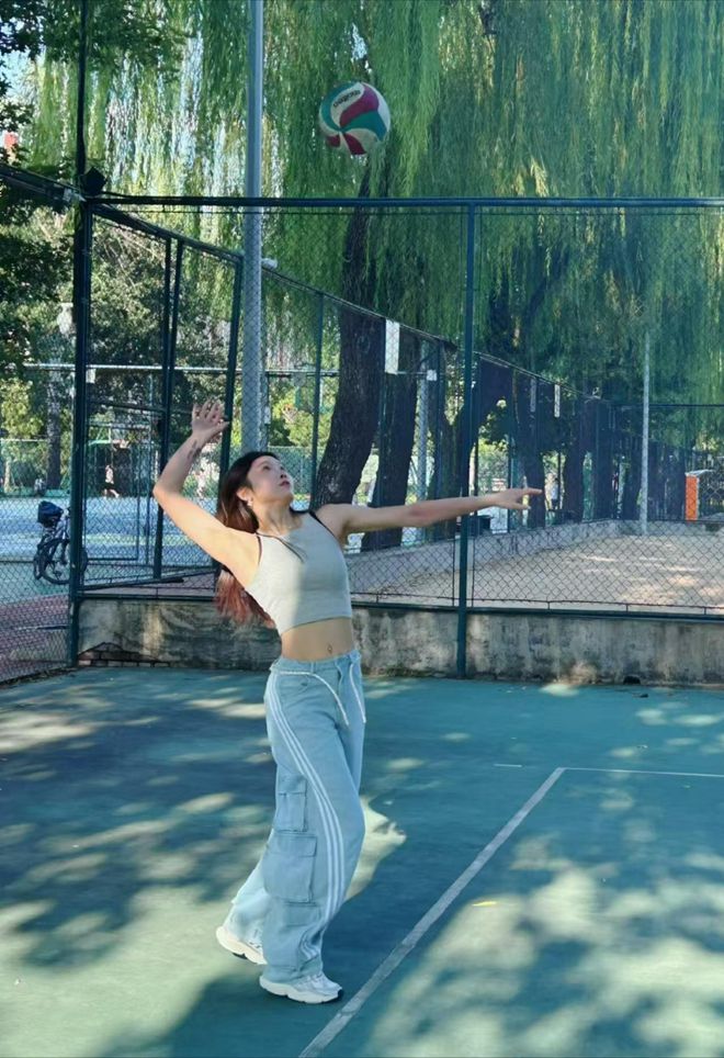 吴艳妮晒大学照“钻石肚脐”成亮点网友：都没人愿意跟你合照(图5)