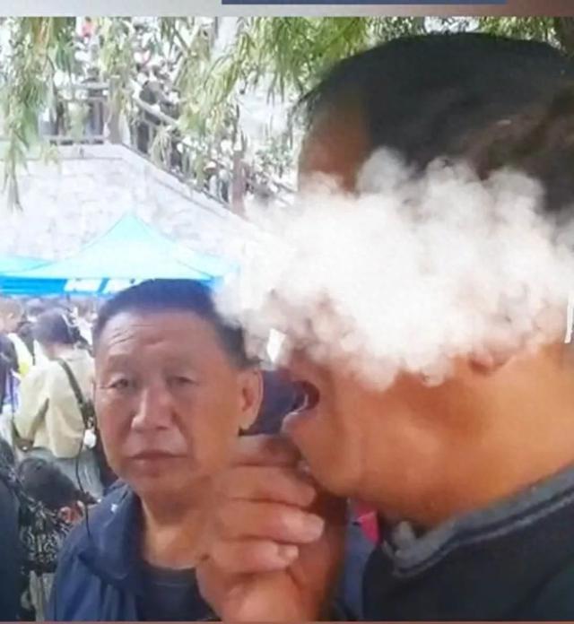 现实版惊掉下巴！游客WilliamHill参观龙门石窟“哇”一声惊叹后…(图1)