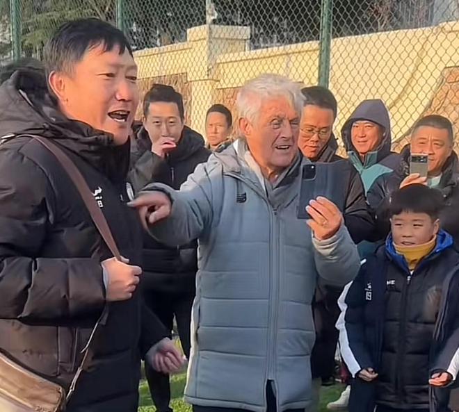 应爱徒曲波邀请前国足主帅米卢前往青岛观看青少年足球比赛(图1)