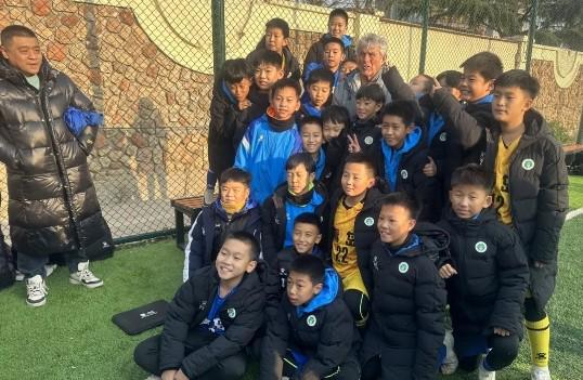 应爱徒曲波邀请前国足主帅米卢前往青岛观看青少年足球比赛(图2)