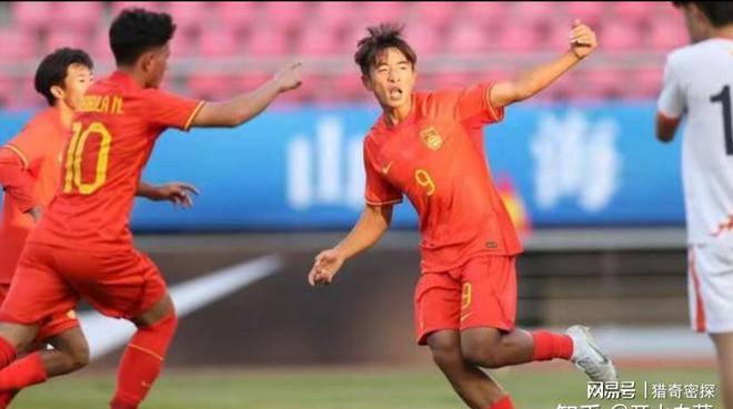 惊人！国际足坛传奇球员一场比赛WilliamHill仅用一个人打入了14球！(图8)