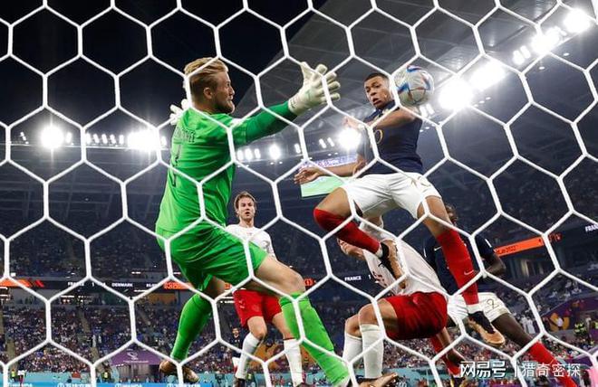 惊人！国际足坛传奇球员一场比赛WilliamHill仅用一个人打入了14球！(图4)