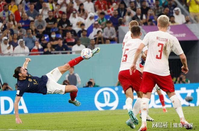 惊人！国际足坛传奇球员一场比赛WilliamHill仅用一个人打入了14球！(图7)