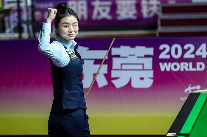 米兰体育资讯：斯诺克赛场刮起“白雨露旋风”连续击败男选手(图1)