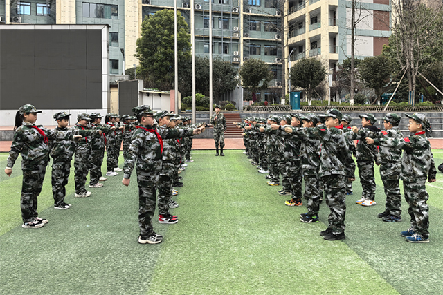 一校一景丨“小军人”上线！泸州这所学校的一场训练让学生厚植爱国情怀……
