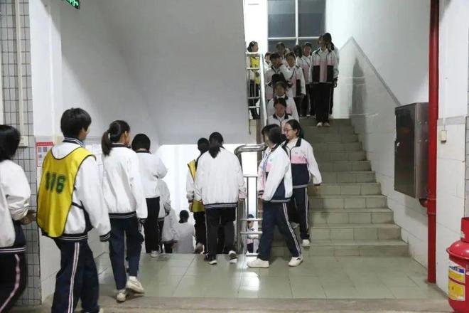 佛山一中学37㎡宿舍住14人！学生：一周有三日未能找到洗澡的机会！校方回应(图3)