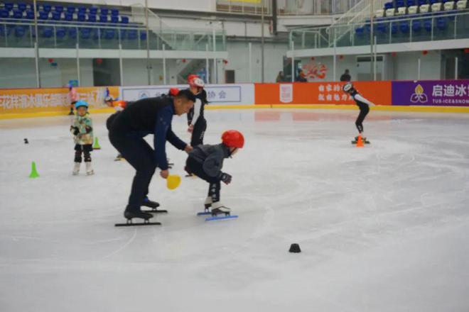 1400㎡超大场地任你滑！前国家队运动员任教！启迪冰雪中心轮滑、滑冰体能课限时免费体验中！威廉希尔WilliamHill(图5)