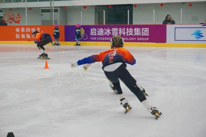 1400㎡超大场地任你滑！前国家队运动员任教！启迪冰雪中心轮滑、滑冰体能课限时免费体验中！威廉希尔WilliamHill(图7)