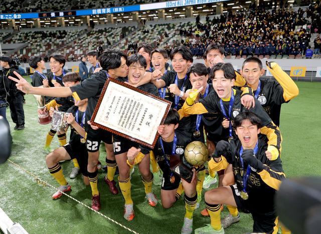 宿命之战10-9！这场日本高中足球决赛太燃了58347人观战创历史(图10)