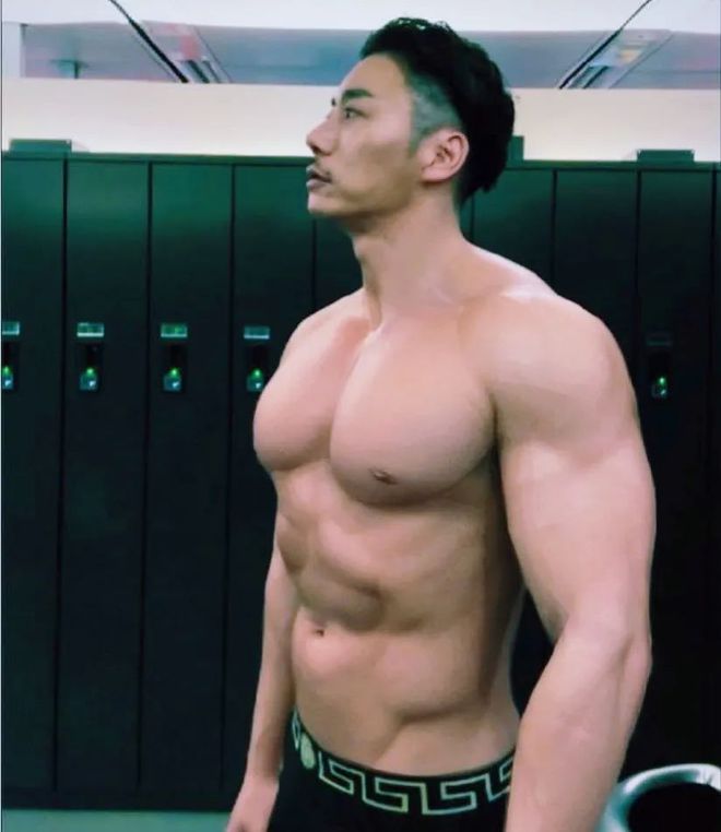 6个胸部训练动作加深胸中缝打造饱满的胸肌！