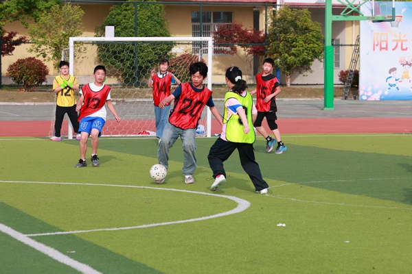 怀宁县高河镇中心学校举行足球比赛(图1)