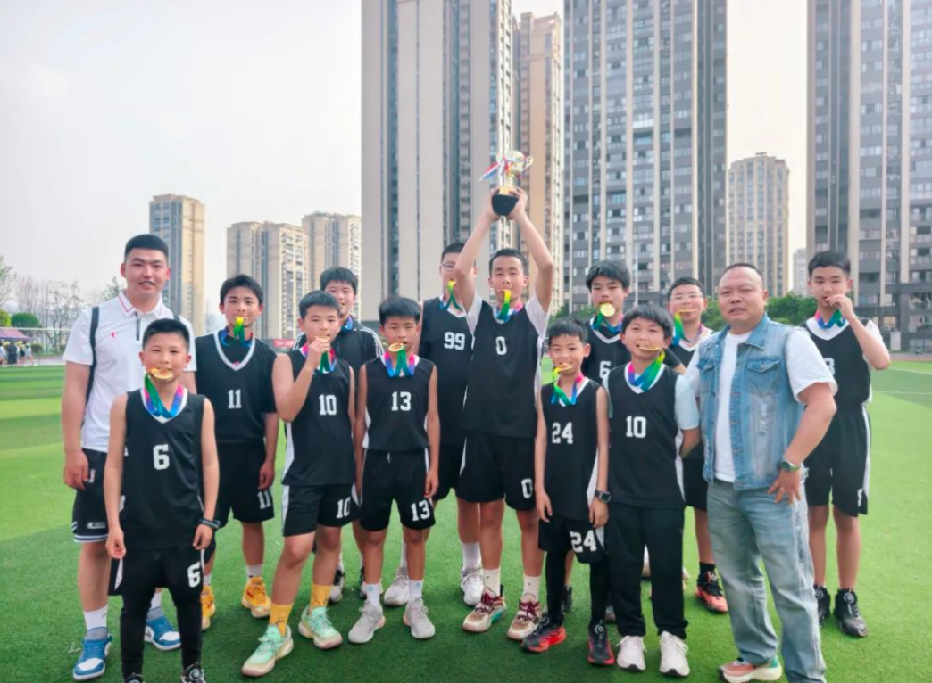 宜宾市崇文实验小学崇文男篮获叙州区2025年青少年体育超级联赛（篮球项目）冠军(图1)