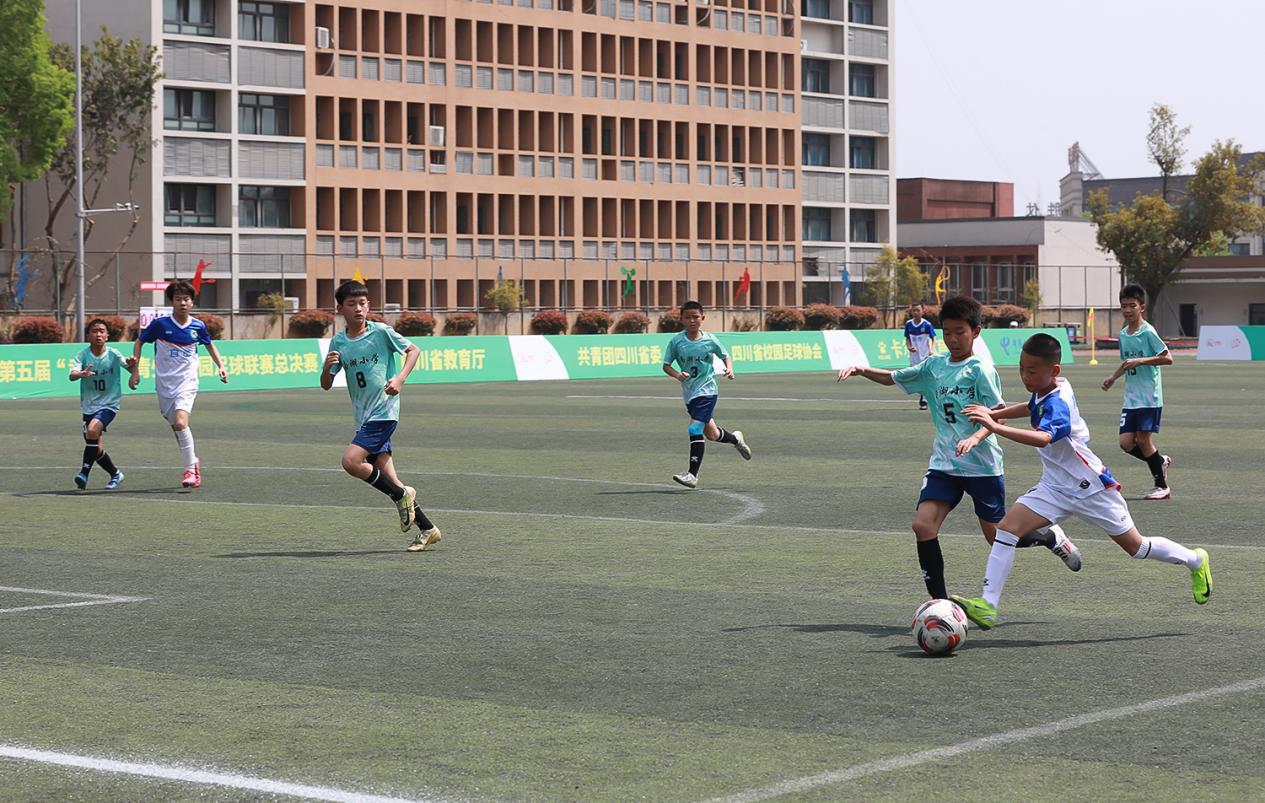 自贡市育才小学荣获“贡嘎杯”足球联赛三四名决赛首场胜利(图2)
