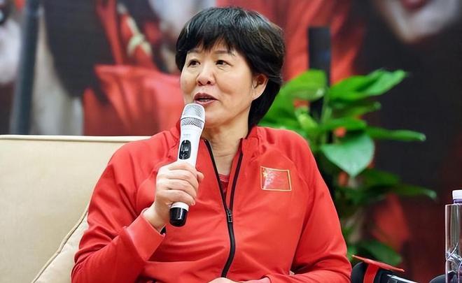 从“铁榔头”到“整容狂魔”64岁医美失败的郎平近况大有反转(图6)