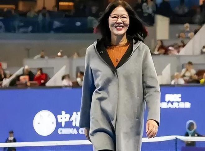 从“铁榔头”到“整容狂魔”64岁医美失败的郎平近况大有反转(图8)