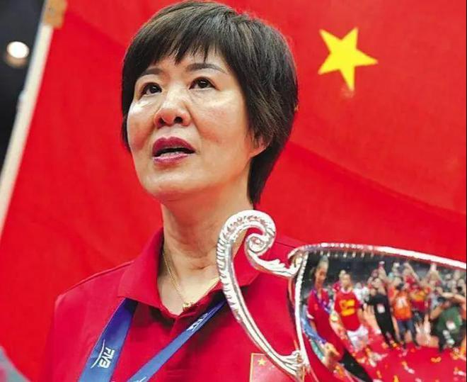 从“铁榔头”到“整容狂魔”64岁医美失败的郎平近况大有反转(图13)