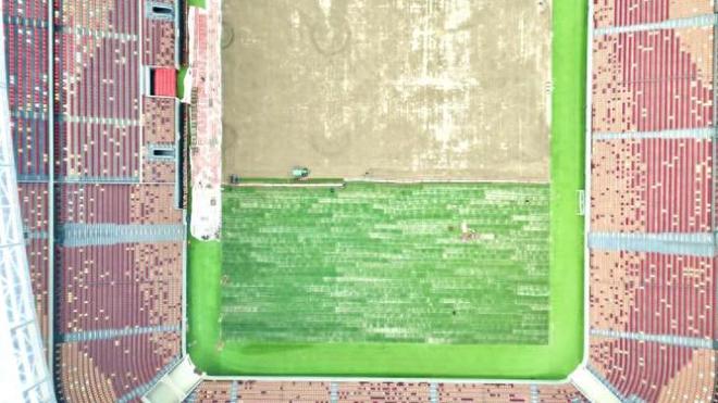 上游新闻：筹备国足18强赛重庆龙兴足球场进行草坪移植工作(图1)