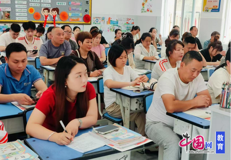 富乐三小召开家长学校第二期培训暨家校联系会