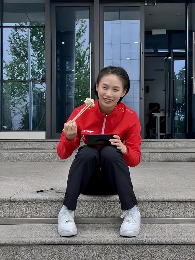 全红婵现身观众席情绪失落陈芋汐夺冠崩溃周继红的话应验了(图8)