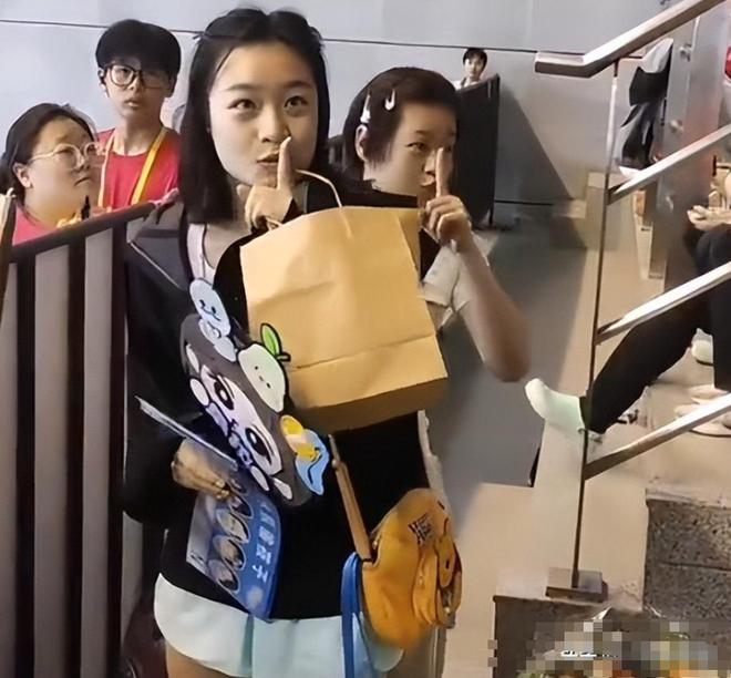 全红婵现身观众席情绪失落陈芋汐夺冠崩溃周继红的话应验了(图5)