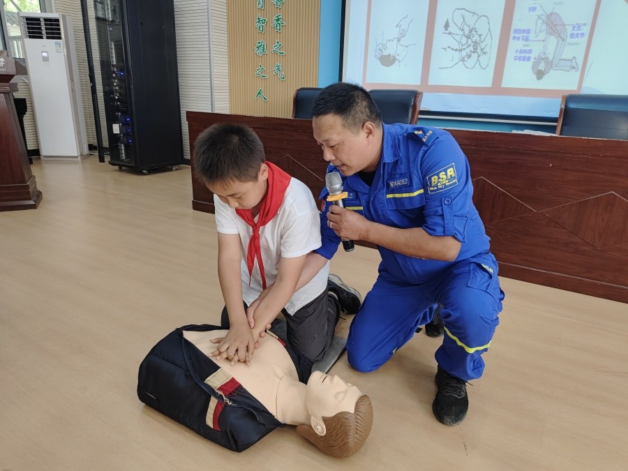 合肥市蓝天救援队队员走上小学课堂开讲防溺水安全(图2)