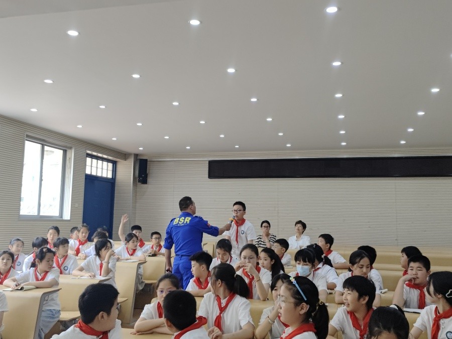 合肥市蓝天救援队队员走上小学课堂开讲防溺水安全(图4)
