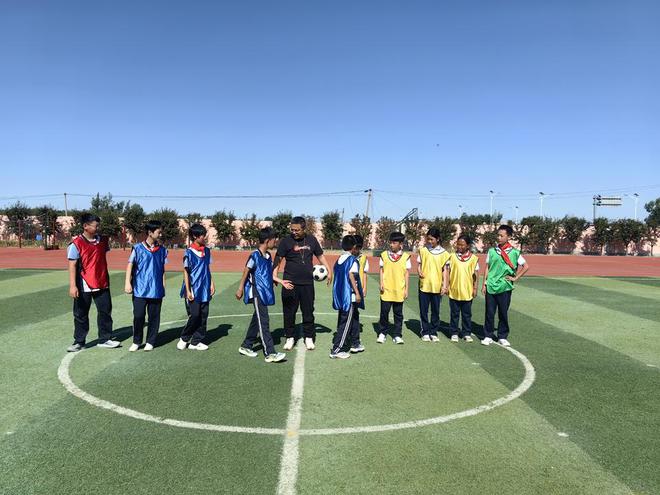 威廉希尔WilliamHill2025年汀罗镇中心小学”校长杯”足球比赛圆满举行(图2)