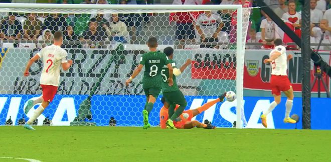 0-2！沙特全场暴揍欧洲劲旅却输球世界足球先生1球1助攻泪洒赛场(图11)