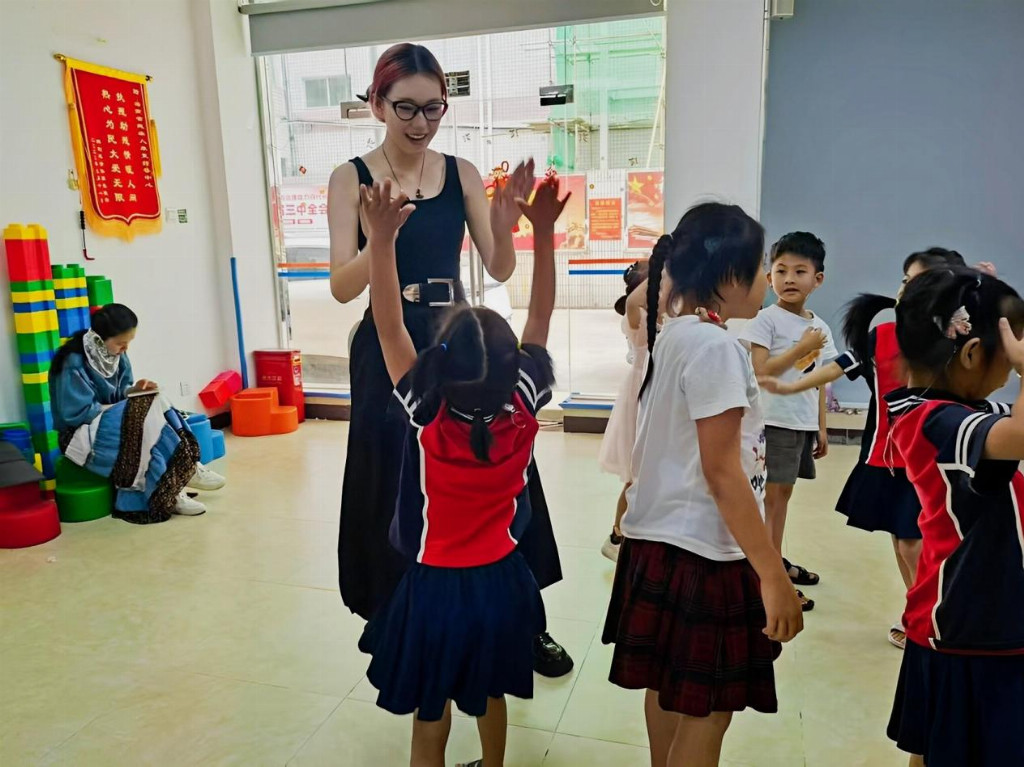 自贸港运动康复新名片！海师大学生团队开创听障儿童篮球康复新路径威廉希尔(图1)