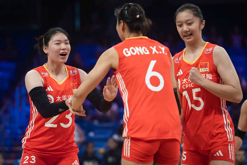 世界女排联赛WilliamHill阿灵顿站：中国女排苦战五局险胜多米尼加队(图1)