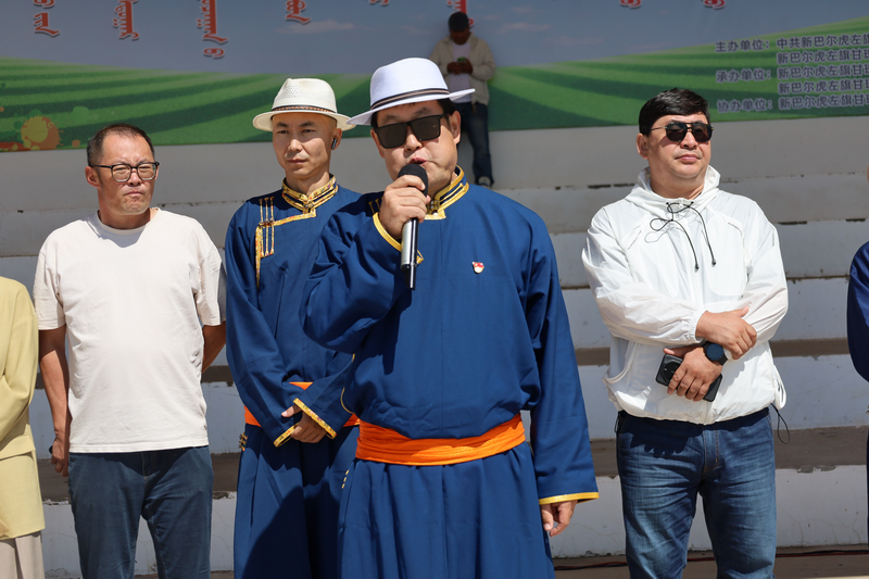 盛夏顶配：草原+足球甘珠尔苏木第十届“伍宝杯”五人制足球比赛顺利进行(图2)