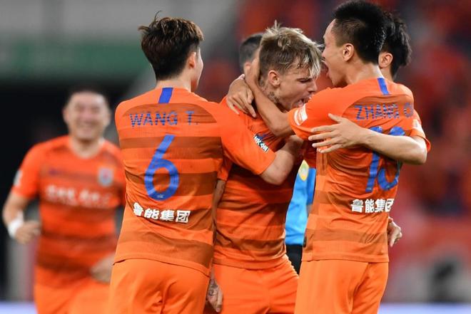 巴顿为首的6大主力暂时离开津门虎代表俱乐部做公益赢得点赞威廉希尔(图4)