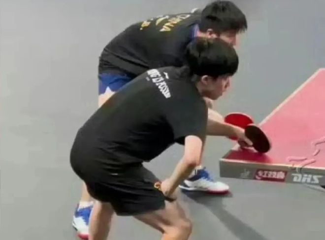 威廉希尔WilliamHill国乒多哈备战最后1天！孙颖莎训练上强度王楚钦陪练男双引爆热议(图3)