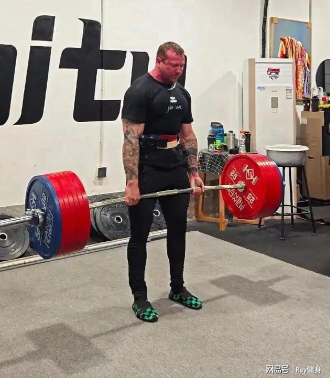 力量举VS健美：两种运动员的训练方式大揭秘