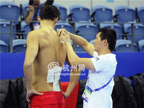 孙杨的肩背贴满肌肉贴称伤病太痛了