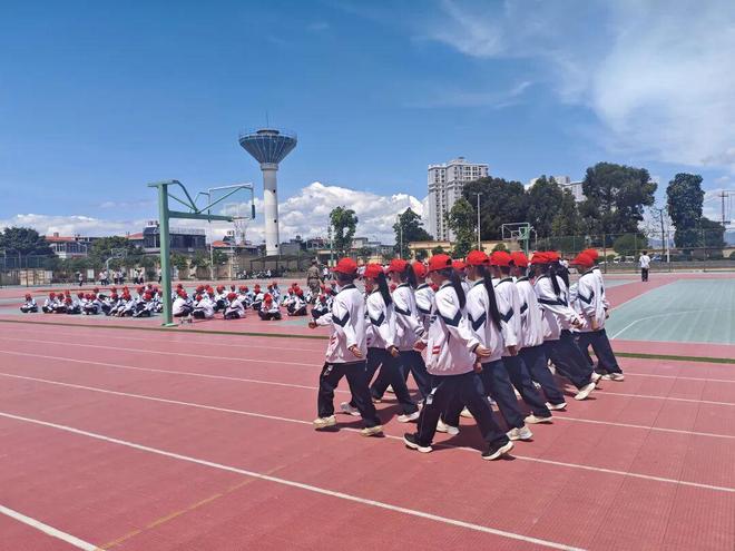 汗水“淬”成长！用军训开启别样青春第一课(图2)