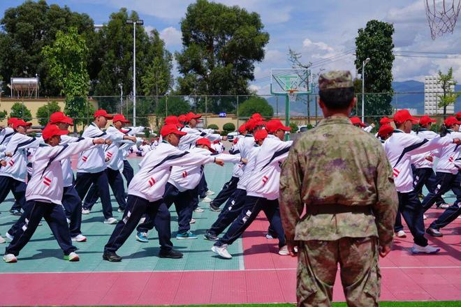 汗水“淬”成长！用军训开启别样青春第一课(图8)