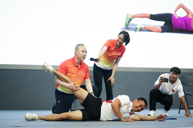 WilliamHill“康复圣手”牛雪松：他是托起奥运冠军的那双手致敬体育教师