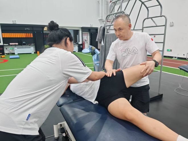 WilliamHill“康复圣手”牛雪松：他是托起奥运冠军的那双手致敬体育教师(图4)