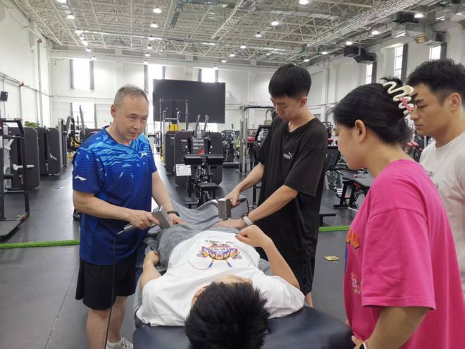 WilliamHill“康复圣手”牛雪松：他是托起奥运冠军的那双手致敬体育教师(图3)