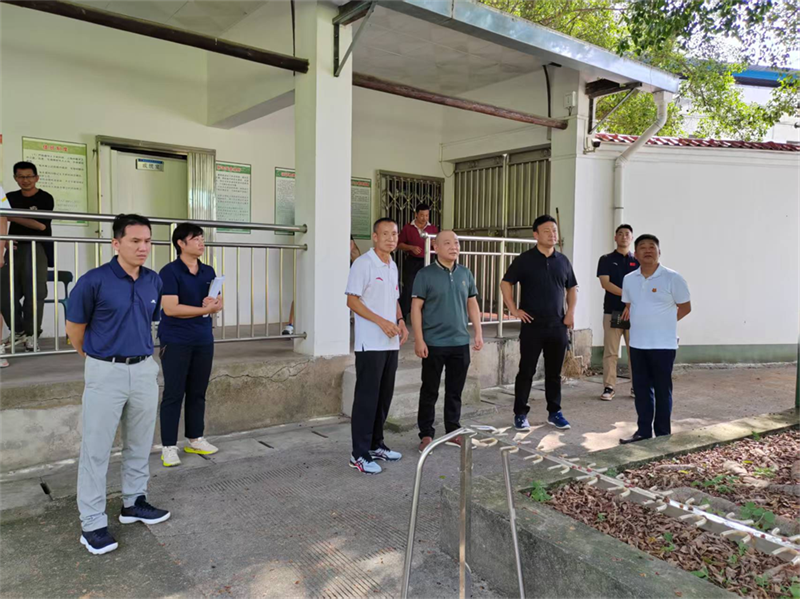 WilliamHill柳州市治安管理支队副支队长苏格云到柳州市体育运动学校射击训练点开展调研(图2)