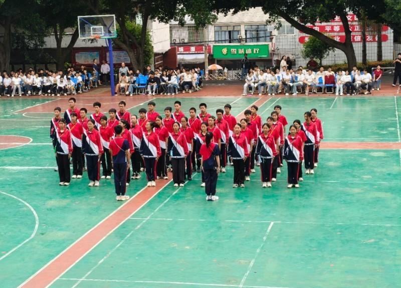宜宾南溪三威廉希尔中举行“阳光体育”大课间比赛(图2)