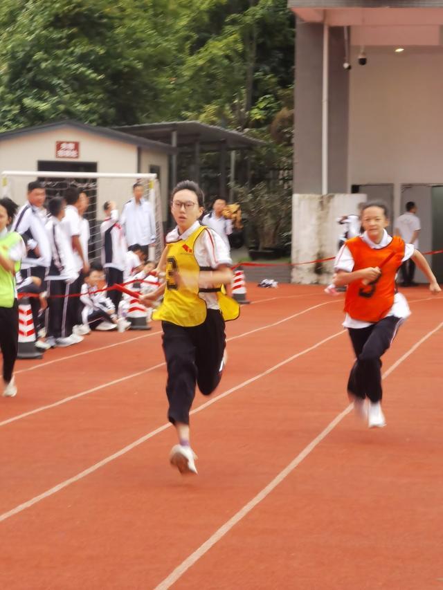 运动+美食！成都这所中学师生家长一起“多巴胺”(图2)