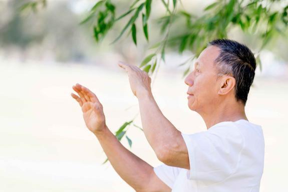 参加社区组织的老年运动活动(图4)